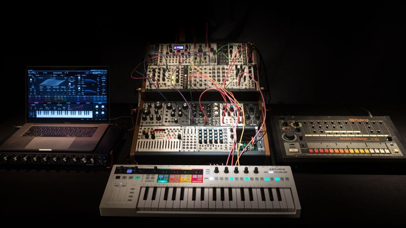 Bạn c&oacute; thể nối keyboard với m&aacute;y t&iacute;nh với th&ocirc;ng qua cổng MIDI